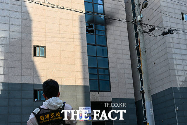 사고 건물 창문이 파손돼 있다.