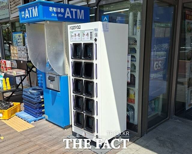 관내 편의점 인근에 설치한 전기이륜차 배터리 충전소. /광명시