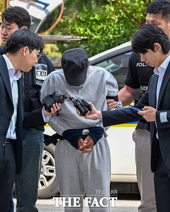 최 씨가 입장을 취재진의 질문을 받고 있다.