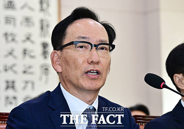 김대웅 서울고등법원장이 16일 오전 서울 여의도 국회 법제사법위원회에서 열린 서울고등법원, 수원고등법원, 서울중앙지방법원 등에 대한 국정감사에 출석해 질의에 답변을 하고 있다. /국회=배정한 기자