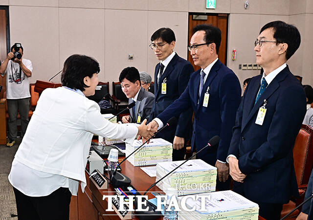 서영교 법사위원장(왼쪽)과 인사하는 김대웅 서울고등법원장.