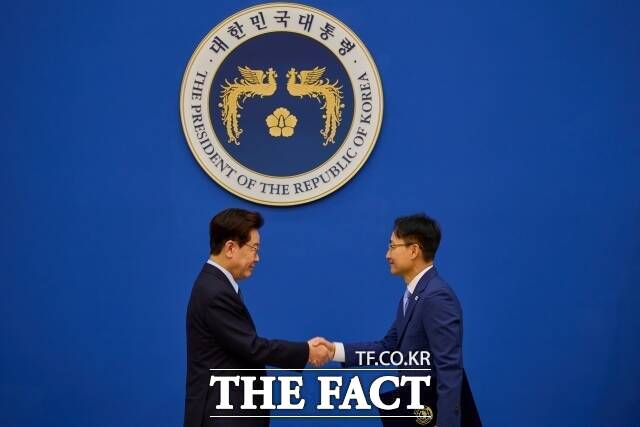 정 원내대표가 강 실장의 사퇴를 요구한 날 사의가, 거취 정리를 요구한 날 후임 발표가 이어지면서 정치권에서는
