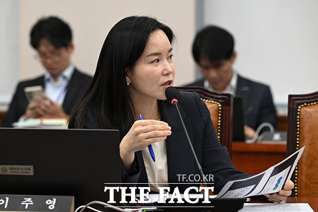답변하는 백남종 서울대학교병원장(오른쪽).