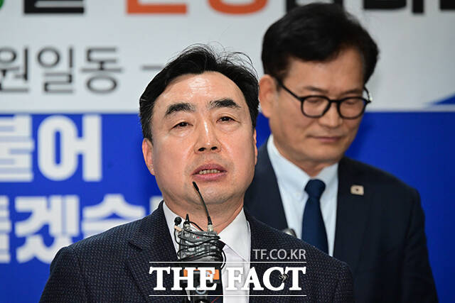 서울중앙지법 형사6-2부(박정재 민달기 김종우 부장판사)는 16일 오전 뇌물수수와 제3자 뇌물수수 혐의로 기소된 윤관석 전 더불어민주당 의원에게 무죄를 선고한 원심을 깨고 징역 1년에 집행유예 2년을 선고했다. 벌금 2000만원과 추징금 1400만원 납부도 명했다. /남윤호 기자