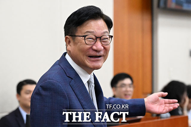 정점식 국민의힘 원내대표가 청와대 인사를 직격했다. 사진은 그가 지난 8일 국회 정무위원회에서 열린 금융위원회 등에 대한 국정감사장을 방문해 유동수 위원장에게 인사하는 모습. /서예원 기자