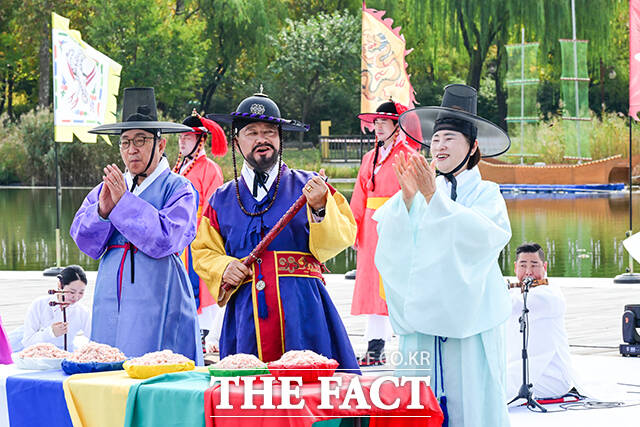 이날 유동균 구청장이 마당극에 참여해 새우젓을 감별한 후