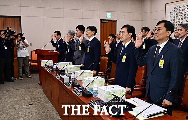 김대웅 서울고등법원장과 정준영 서울회생법원장, 이원형 서울가정법원장, 배준현 수원고등법원장, 오민석 서울중앙지방법원장, 정선재 서울행정법원장(왼쪽부터)이 16일 오전 서울 여의도 국회 법제사법위원회에서 열린 서울고등법원, 수원고등법원, 서울중앙지방법원 등에 대한 국정감사에 출석해 증인선서를 하고 있다. /국회=배정한 기자