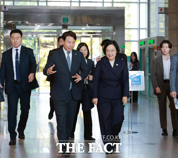 한성숙 국무총리가 16일 대전시 서구를 찾아 의료·요양 통합돌봄 사업 추진 현황을 점검하고 현장 의견을 들었다. 전문학 서구청장과 행사장으로 향하고 있다. /대전 서구