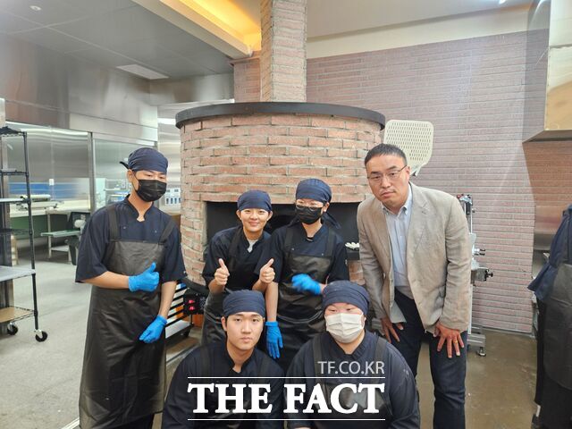 15일 명민식 충남도립대 호텔조리제빵학과장이 대전 베이커리 전문점 '하레하레'를 방문해 취업 학생들의 직무 적응 상황을 점검한 후 학생들과 함께 기념 촬영을 하고 있다. /충남도립대