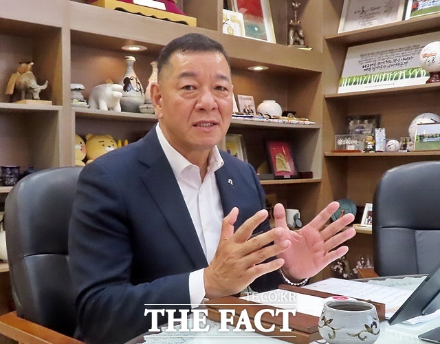 최원철 공주시자이 취임100일에 대한 소회를 밝히고 있다. /김형중 기자