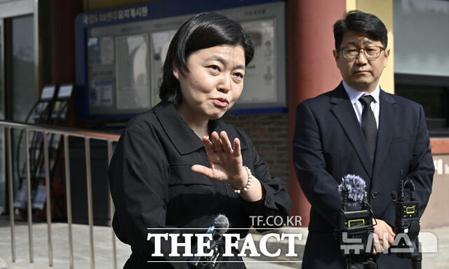 임은정 광주지방중대범죄수사청장이 16일 오전 전남광주시 북구 운정동 국립5·18민주묘지 민주의문 앞에서 취재진 인터뷰를 하고 있다. /뉴시스