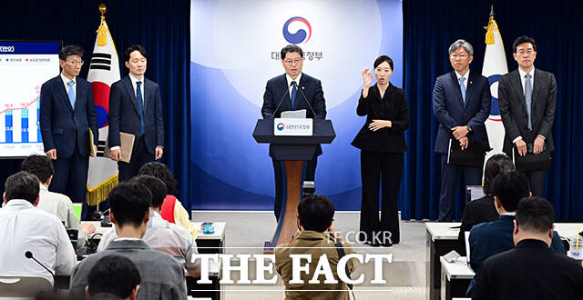김이탁 국토교통부 1차관(오른쪽 세 번째)이 16일 오후 서울 종로구 정부서울청사에서 열린 제1차 주택공급 정례브리핑에 참석해 주택공급 추진 상황과 함께 향후 공급 계획을 밝히고 있다. /임영무 기자