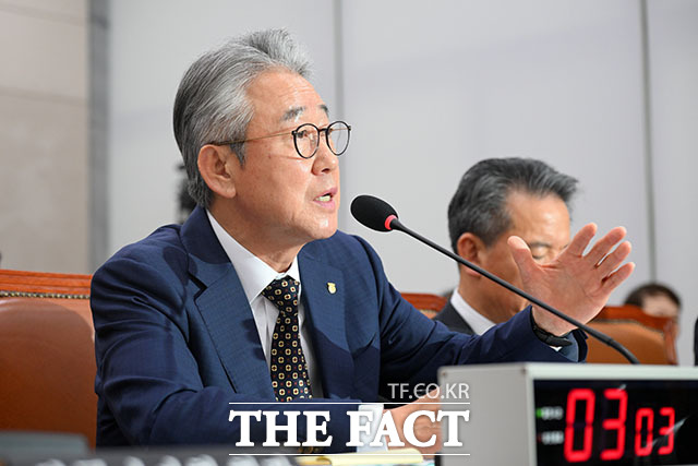 강호동 농협중앙회장(왼쪽)이 증인 선서를 하고 있다.