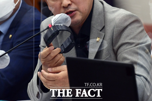 가정폭력범죄의 처벌 등에 관한 특례법에 명시된 임시조치 1~3호에는 퇴거 등 격리, 접근금지, 전기통신 접근금지 조치가 규정돼있다. 하지만 전자장치 부착 등에 관한 법률은 성폭력과 미성년자 유괴, 살인, 강도, 스토킹 등만을 전자장치 부착 대상 범죄로 규정하고 있다. 가정폭력은 제외돼있다. 국회의원이 서울 여의도 국회에서 열린 국회 법제사법위원회의 법무부 등에 대한 국정감사에서 전자발찌를 들어보이며 질의하고 있다. /이새롬 기자