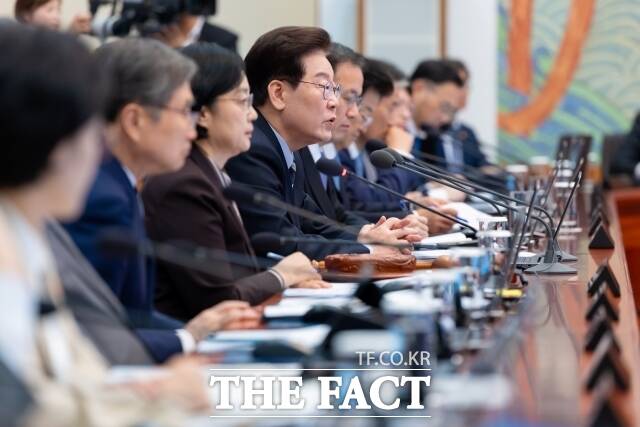 이재명 대통령은 16일 오전 경기도 부천시의 한 공장에서 발생한 화재에 대해 소방청과 경찰청 등 관계기관에 화재 진압과 인명 구조에 만전을 기하라고 지시했다. 이 대통령이 13일 청와대에서 주재한 제44회 국무회의에서 발언하고 있다. /청와대