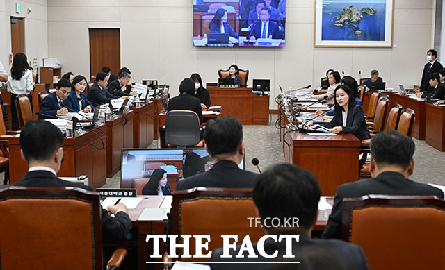 답변하는 백남종 서울대학교병원장(오른쪽).