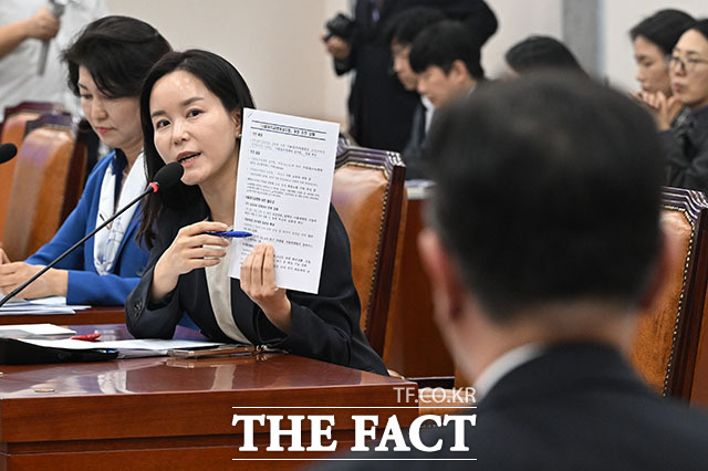 답변하는 백남종 서울대학교병원장(오른쪽).