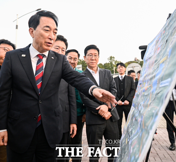 박수현 충남지사가 16일 천안시 청당동 남부대로에서 교통 현황도를 살펴보며 상습 정체 구간의 개선 방안을 점검하고 있다. /충남도
