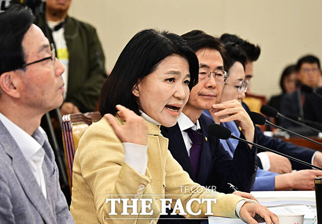 이진숙 국민의힘 의원이 16일 오후 서울 여의도 국회 과학기술정보방송통신위원회에서 열린 KBS·EBS·방송문화진흥회·시청자미디어재단 등에 대한 국정감사에서 감사중지가 선언되자 이동하고 있다.