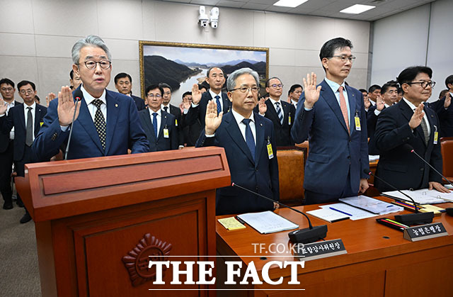 강호동 농협중앙회장(왼쪽)이 증인 선서를 하고 있다.