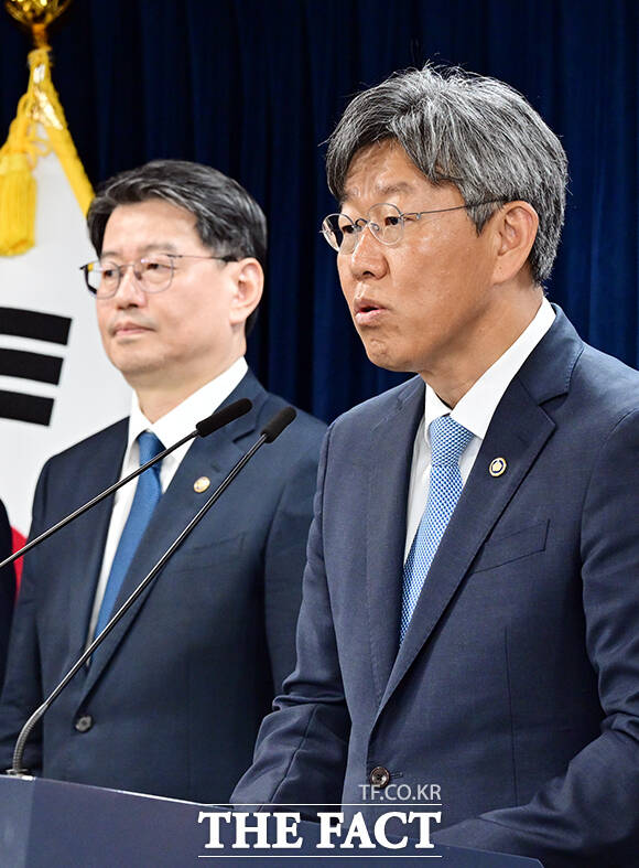 김이탁 국토교통부 1차관이 16일 오후 서울 종로구 정부서울청사에서 제1차 주택공급 정례브리핑을 하고 있다. /임영무 기자