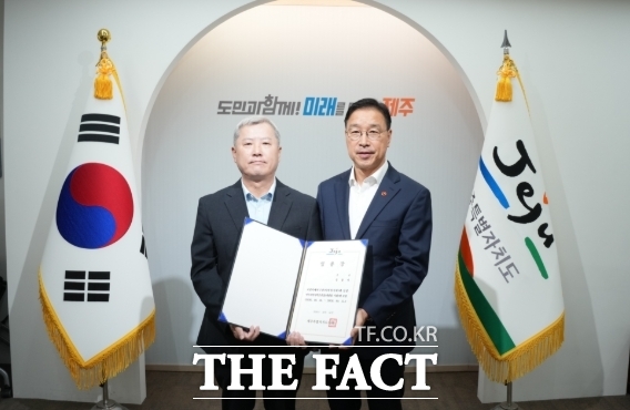 부용식 제주도 신임 민속자연사박물관장이 임용장을 받고 있다. /제주도