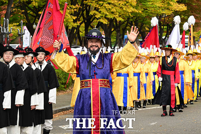 유동균 마포구청장(가운데)을 비롯한 제19회 마포나루 새우젓축제 퍼레이드 참가자들이 16일 오전 서울 마포구 월드컵공원을 지나 평화광장으로 향하고 있다. /남윤호 기자
