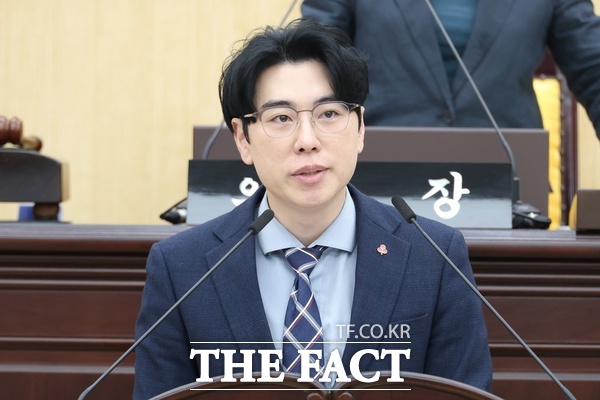 정용 대전시 동구의원이 16일 열린 제296회 동구의회 임시회 제2차 본회의 구정질문에서 중장기 재정계획과 계속사업 평가 방안에 대해 질의하고 있다. /대전시 동구의회