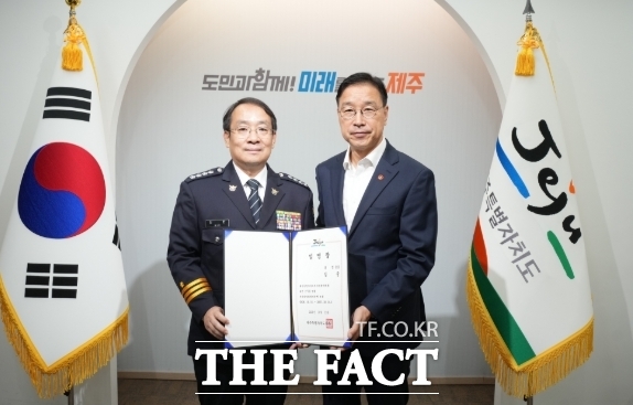 김준 제주도 신임 자치경찰협력과장이 임용장을 받고 있다. /제주도
