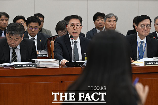 답변하는 백남종 서울대학교병원장(오른쪽).