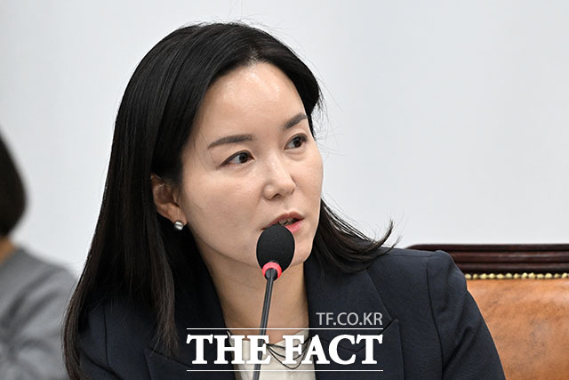 답변하는 백남종 서울대학교병원장(오른쪽).