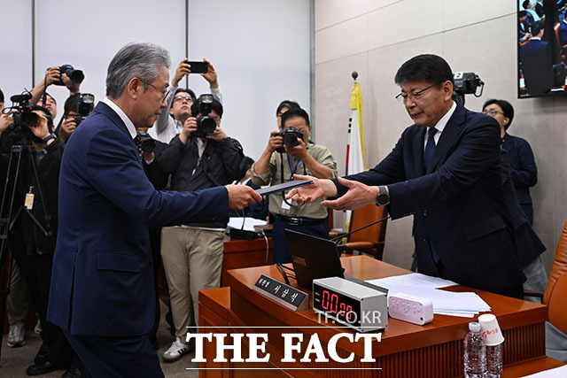 강호동 농협중앙회장(왼쪽)이 증인 선서를 하고 있다.