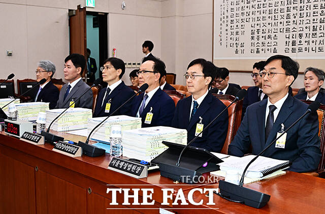 국정감사 출석한 정준영 서울회생법원장과 이원형 서울가정법원장, 배준현 수원고등법원장, 김대웅 서울고등법원장, 오민석 서울중앙지방법원장, 정선재 서울행정법원장(왼쪽부터).