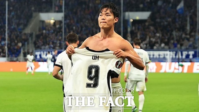 베식타시의 오현규가 16일 호펜하임과 2026~2027시즌 유럽축구연맹(UEFA) 유로파리그(UEL) 리그 페이즈 2차전 원정경기에 선발 출전, 2골 1도움으로 베식타시의 3-2 승리를 견인하며 상의 탈의 세리머니를 펼치고 있다./베식타시