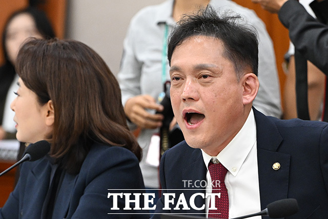 이재명 정부 두 번째 국정감사가 반환점을 돌았지만 국민의힘이 야당으로서 뚜렷한 존재감을 보여주지 못하고 있다는 지적이 나온다. 사진은 김태규 의원이 6일 오전 서울 여의도 국회 법제사법위원회에서 열린 대법원 등에 대한 국정감사에서 항의를 하는 모습./남용희 기자