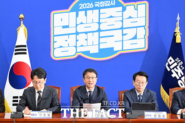 당원 중심의 정당 운영을 강조해 온 여야가 경선 공정성을 둘러싼 논란에 휩싸였다. 사진은 한병도 더불어민주당 원내대표(가운데)가 지난 6일 오전 서울 여의도 국회에서 열린 국정감사 대책회의에서 발언을 하고 있는 모습. /서예원 기자