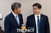  주택공급 브리핑에 앞서 대화 나누는 김용수 2차장과 김이탁 차관 [포토]