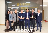  유성구의회 이희환 부의장·공무원 2명, 대동1통 주민들로부터 감사패
