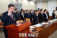  박장범 KBS 사장 대신 증인선서하는 김유열 EBS 사장 [포토]