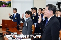  증인선서하는 김지형 경사노위 위원장 [포토]