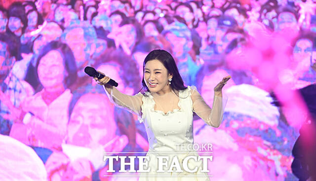 가수 송가인이 17일 오후 서울 서초구 방배카페골목에서 열린 '2026 방배 페스티벌'에 참석해 화려한 무대를 펼치고 있다. /박헌우 기자