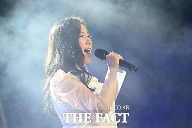 가수 송가인이 17일 오후 서울 서초구 방배카페골목에서 열린 '2026 방배 페스티벌'에 참석해 화려한 무대를 펼치고 있다. /박헌우 기자