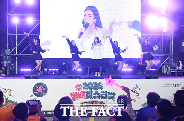 가수 송가인이 17일 오후 서울 서초구 방배카페골목에서 열린 '2026 방배 페스티벌'에 참석해 화려한 무대를 펼치고 있다. /박헌우 기자