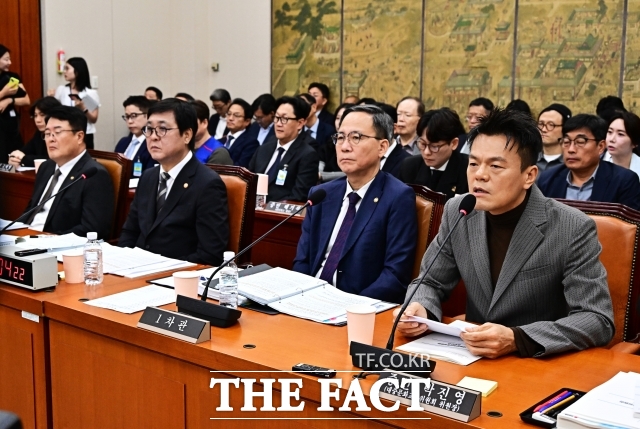 월 약 200만원의 직책수행경비 수령 부분에 대해 박진영은 경비를 받는 사실을 몰랐다고 해명하고, 상표권 역시 프로젝트를 보호하기 위한 조치였다고 입장을 밝혔지만, 그 과정의 적절성과 공익성, 특정 기업에 대한 특혜 가능성이 쟁점으로 떠올랐다. /국회=배정한 기자
