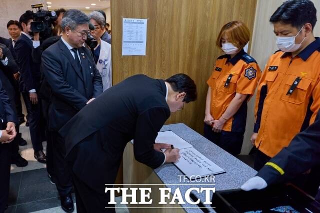 이재명 대통령이 17일 순천향대학교 부천병원에 마련된 고 김진석 소방위의 빈소를 찾아 방명록을 작성하고 있다. /이재명 대통령 X