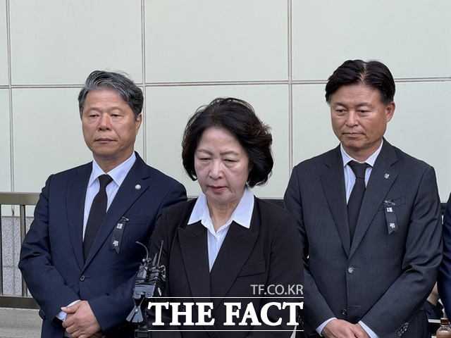 추미애 경기도지사가 17일 오후 순천향대 부천병원에 마련된 장례식장에서 기자회견을 열고 있다. /김선우 기자