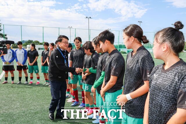 16일 오석진 대전시교육감이 제주도 현장을 찾아 대전한빛고 여자축구부 선수들을 격려하고 있다. /대전시교육청