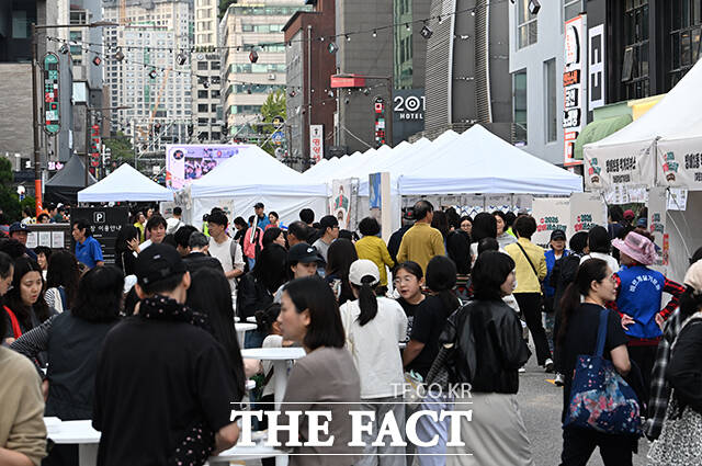 '2026 방배 페스티벌'이 17일 오후 서울 서초구 방배카페골목에서 열린 가운데 시민들이 축제를 즐기고 있다. /박헌우 기자