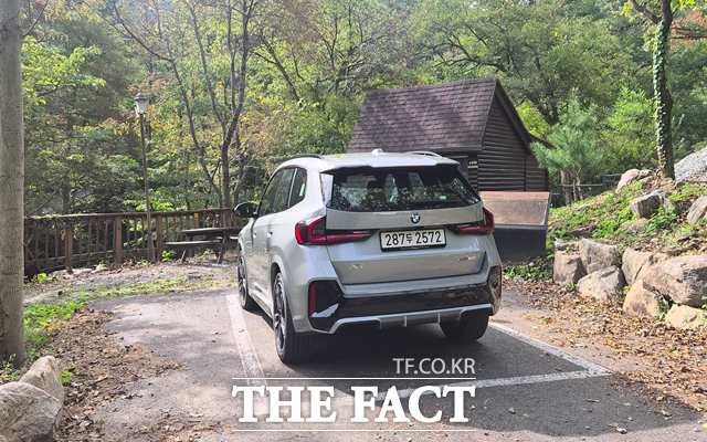 BMW X1의 후면. 후면과 자연의 조화가 꽤나 좋았는지 차차에 여러 곤충이 앉았다. /경기 가평=오승혁 기자