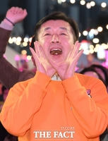  환호하는 전성수 서초구청장 [포토]